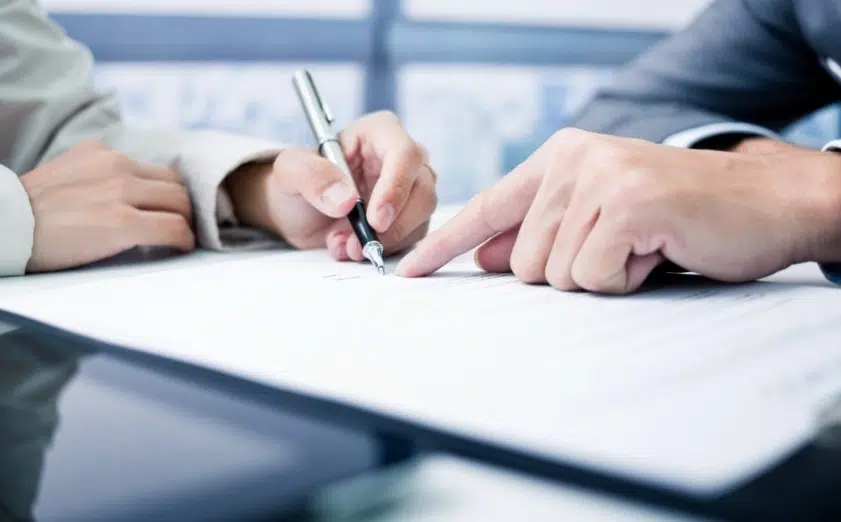 Personnes écrivant sur une feuille