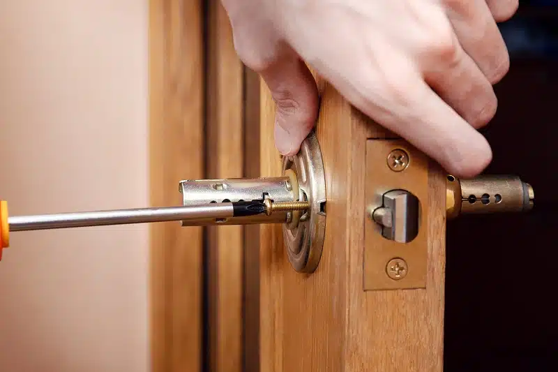 Comment réussir à enlever une poignée de porte facilement et rapidement