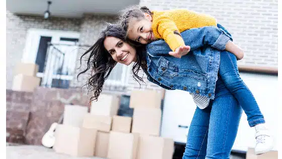 une mère et sa fille lors de leur déménagement