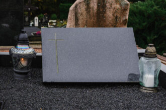 Plaque funéraire personnalisée : comment rendre hommage avec un modèle unique ?