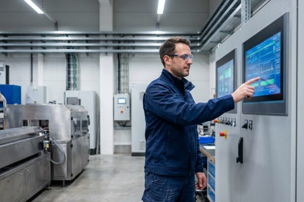 Technicien de maintenance industrielle consultant un tableau de bord numérique de supervision des machines en usine